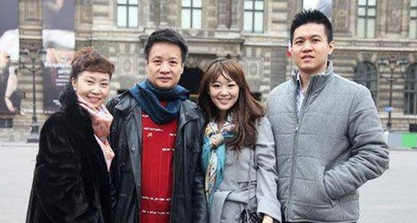 原创 阎维文携全家国外旅游,女儿女婿都是留洋海归,歌手谭晶是大媒人