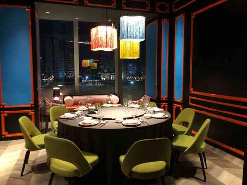 上海滩餐厅(国贸商城店)-"餐厅的牌匾真的是小的看不
