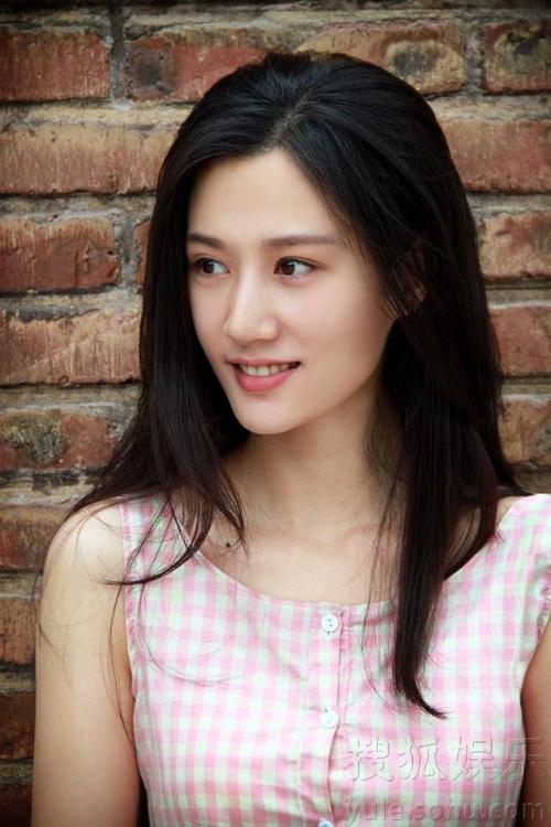 徐悦清纯风格写真曝光 青春洋溢展率真本性