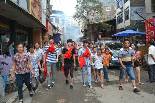 桐梓县水坝塘镇: 热热闹闹欢送人民子弟兵