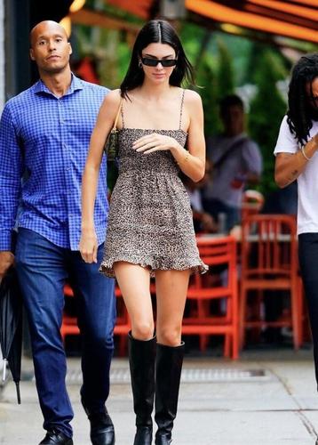 "肯豆"肯达尔·詹娜终于对豹纹裙下手,搭配长筒靴,是冷还是热