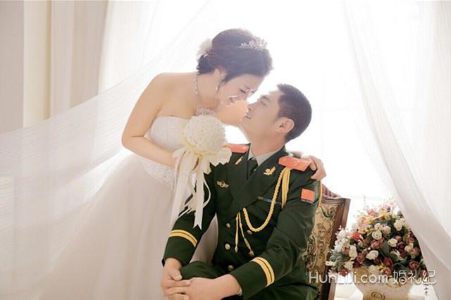 1,军装 军装,是作为一名军人在拍结婚照时必不可少的礼服,军装不仅仅