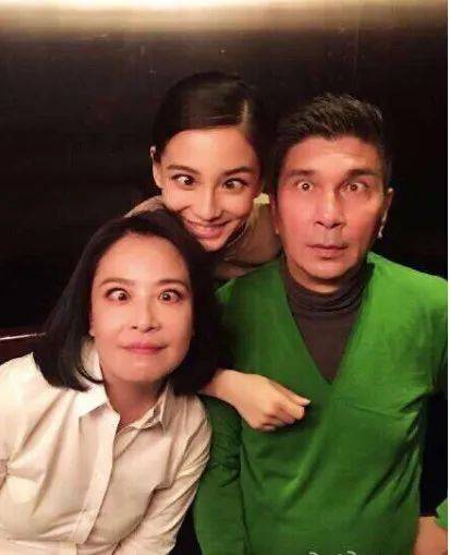 朱一龙小时候与妈妈合影,真是一个模子里刻出来,俩人形似神也似