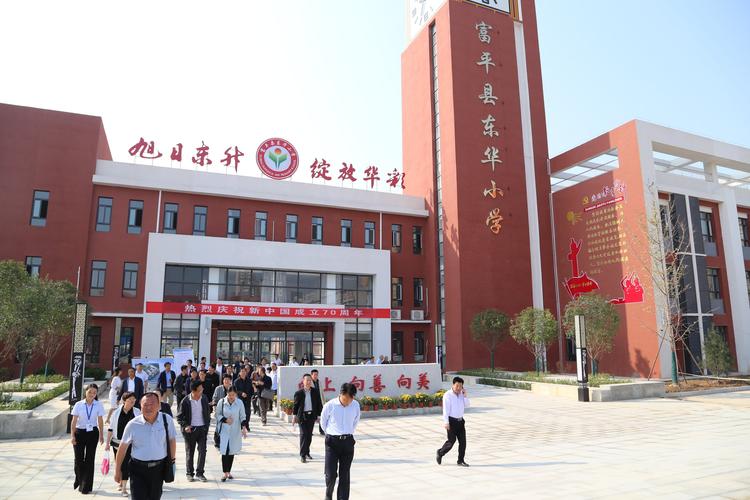 东华小学九月份刚建成,校舍及基础设施以高标准建成.