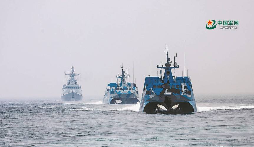近日,东部战区海军某护卫舰支队派出由护卫舰和导弹快艇组成的舰艇