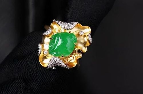 那些镶嵌款的翡翠首饰,之所以选用k金,是因为它的优势
