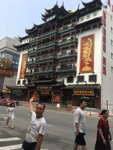 沈阳市中心豪华的荟华楼金店