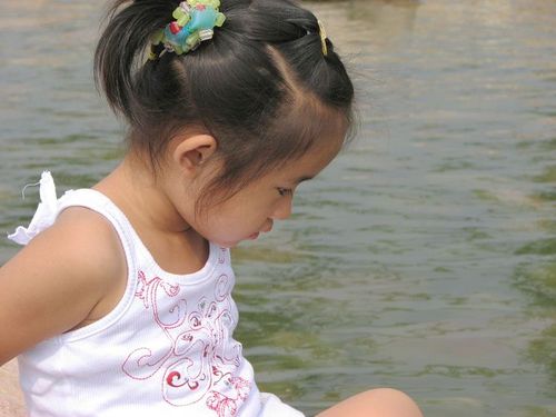 河边玩水的小姑娘