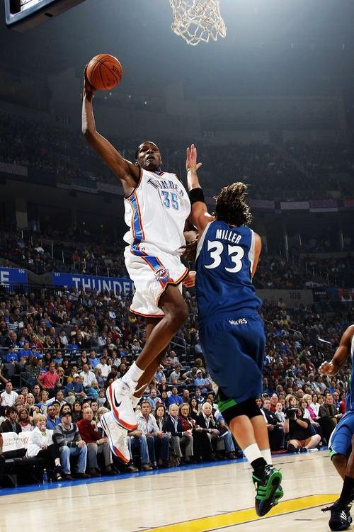 杜兰特飞身扣篮