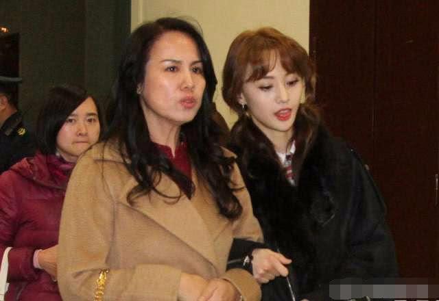 范冰冰的妈妈,杨颖的妈妈,郑爽的妈妈,简直是天壤之别!