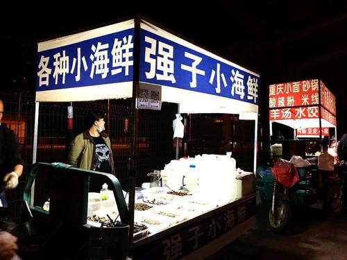藏在中石油桥下面的"夜宵摊",凌晨12点准时出现!