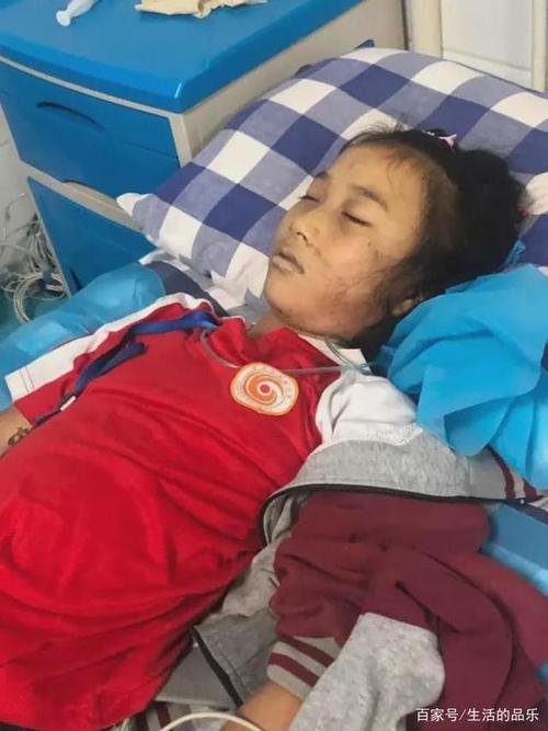 痛惜!10岁女孩体罚后课堂昏迷去世,女孩妈妈发声了