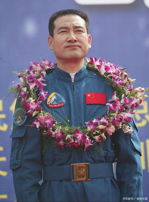 我军"航天英雄"翟志刚,与年长22岁的大姐翟鹏素情同"母子"|飞行员