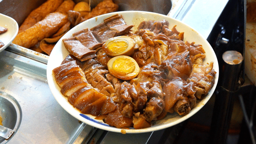 肥肠处理的很干净,没有一点异味;猪蹄软烂,油而不腻.