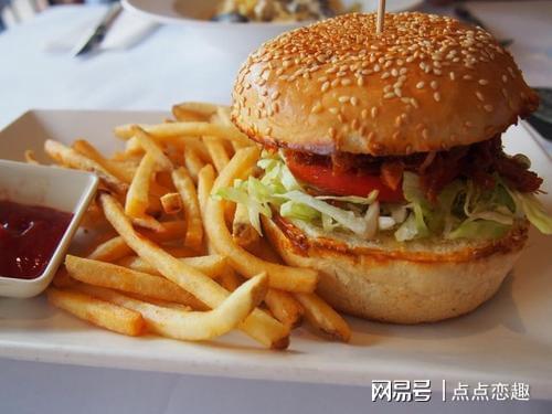 和 hardee"s 推出了"最美国的厚汉堡",向经典的,令人窒息的美式菜肴