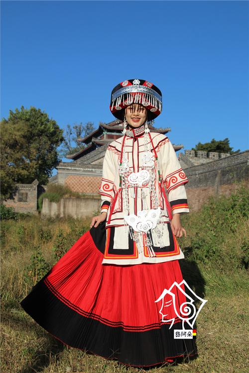 凉山彝族服饰套装新娘伴娘红色白色白色棉棉麻民族服装