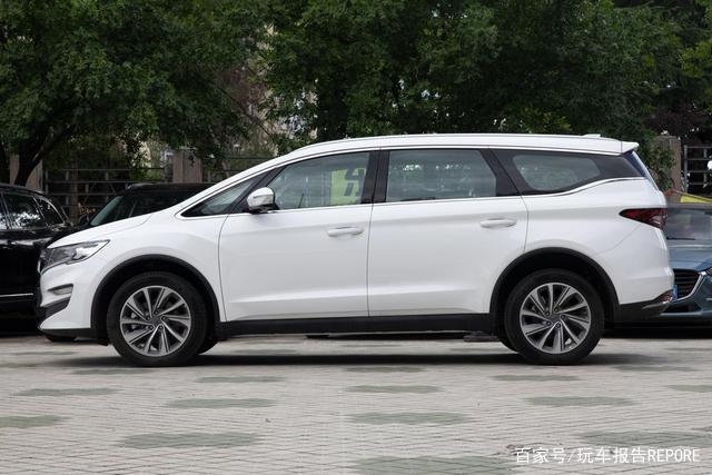 2019款吉利嘉际侧面