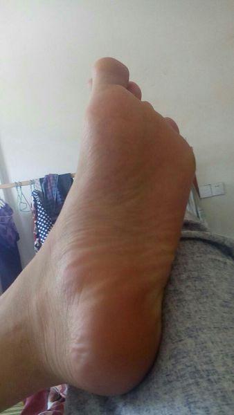谁给我发自己脚底图片,要男的
