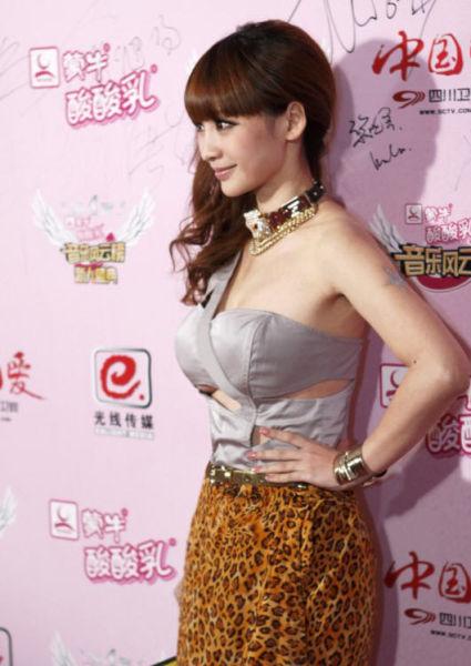 近日,柳岩通过《音乐风云榜》对此事进行了