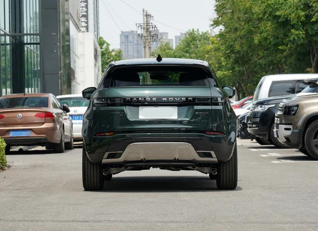 "最美路虎"揽胜极光出新款了,轴距加长,外观帅气,搭2.0t 9at