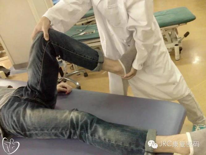 外翻应力试验( )患者仰卧,屈膝90度,检查者坐在患者足背上以固定,分别