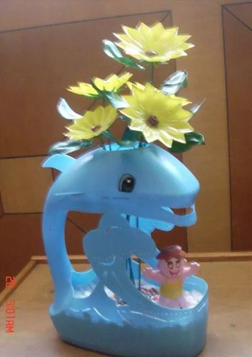 然后把图案,用胶带贴在洗衣液瓶上,对着图案,在洗衣液瓶上,再用马克笔