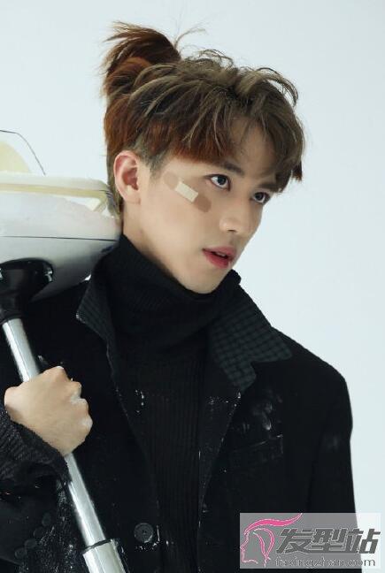 许魏洲橄榄球大片 酷帅狂野不失少年感_发型站_最新流行发型设计发型