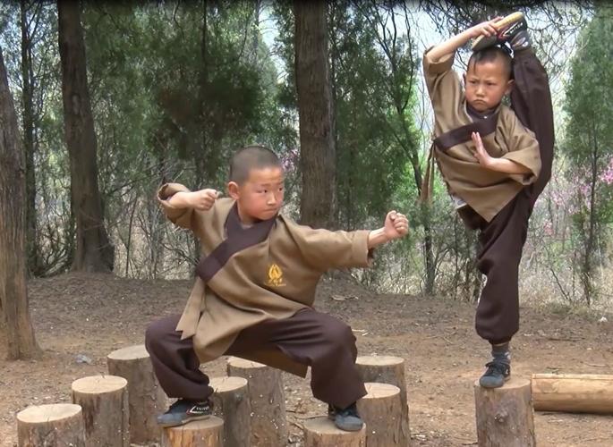 1/ 12 少林寺小和尚练功实拍,真心不易!眼泪都快挤出来了!