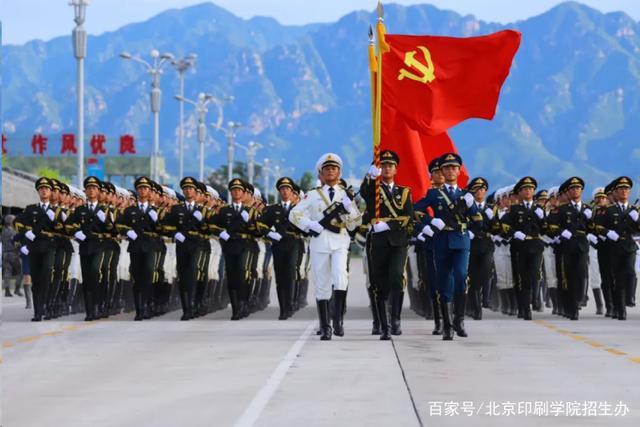 名校学霸立志参军,入选三军仪仗队,执行天安门升旗任务,获部队嘉奖