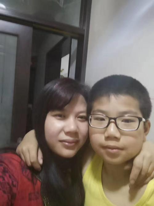 你是我的儿子,我们成了同学,有幸也成为你的同桌,共同学习