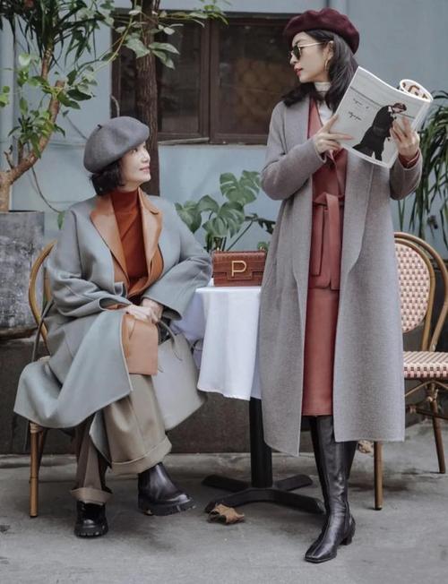 50岁的女人穿搭要做减法冬季学三木母亲这样穿优雅又高级