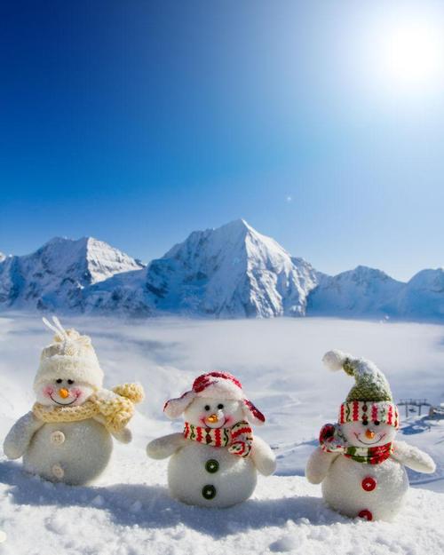 雪地上的三个雪人