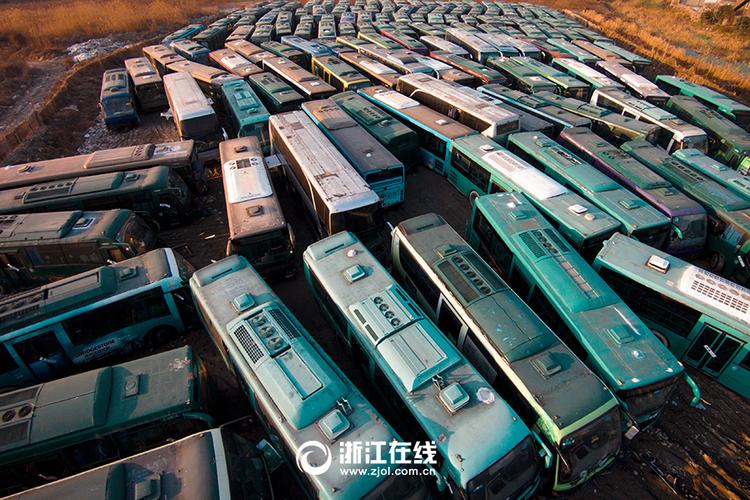俯瞰公交车坟场