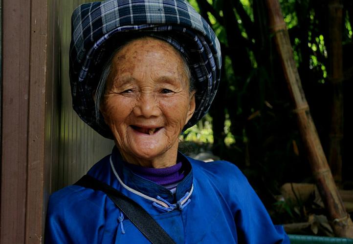 布依族老奶奶的头巾吸引了我.