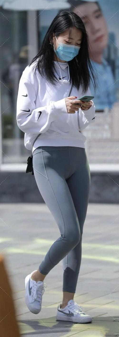 瑜伽裤跟牛仔裤对比小姐姐穿白色短款卫衣搭配瑜伽裤超显身材