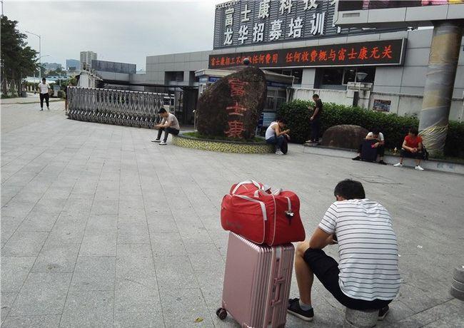 深圳龙华富士康招聘处的求职者寥寥无几,曾经的务工大