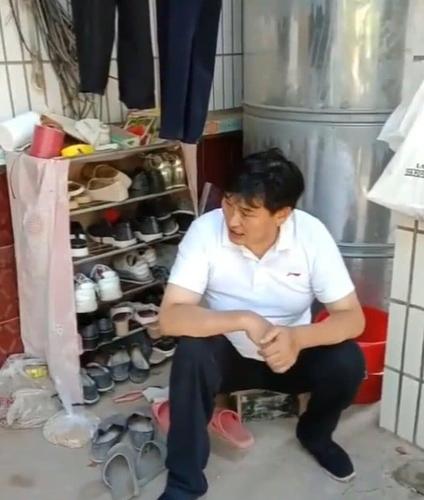 原创大衣哥坐那里守一堆鞋诉说求救者,一脸无奈网友:地上蓝拖鞋很旧
