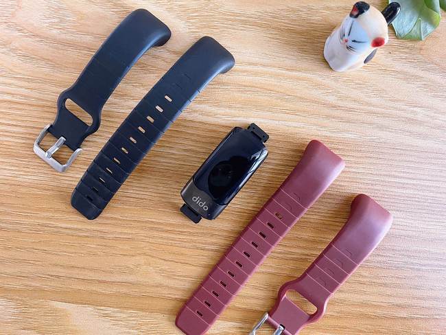 dido y2智能手环的表带采用的硅胶材质的针扣式的佩戴方式,表扣部分