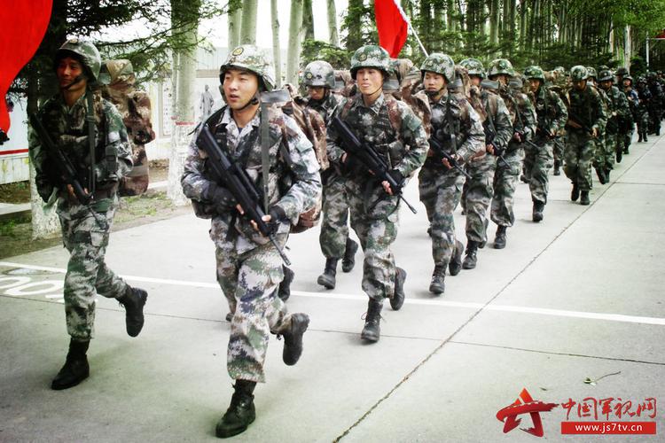 青藏兵站部野外拉练似大片