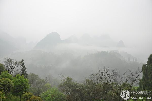 大雾笼罩,人在雾里,虽然没有下雨,但走到江边,衣服也是满满的雾水