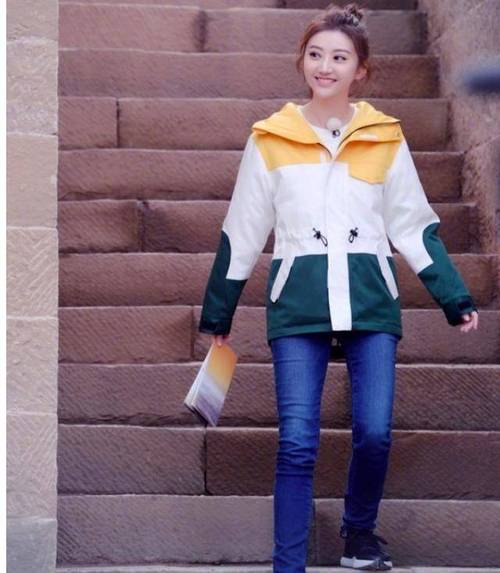 娱乐 滚动报道 > 正文还有同样走路外八的还有景甜.