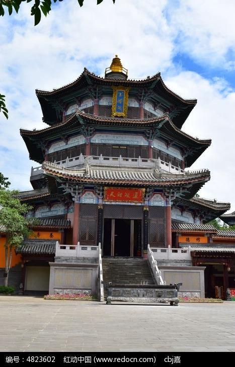 蓝天下一座高大的寺庙