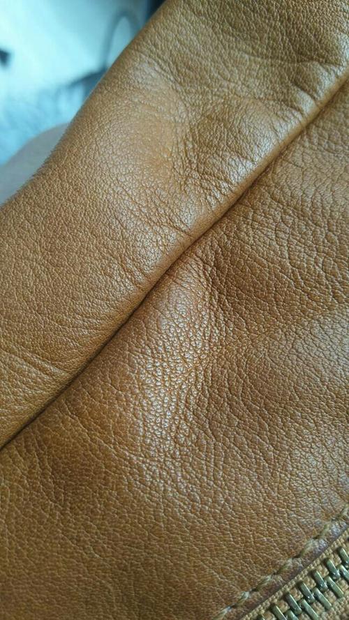 不知道是苯胺皮还是植鞣皮,吸水变色