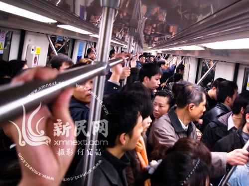 1月11日,新民网实地拍摄地铁八号线上班高峰期人多拥挤(图片来源:新民
