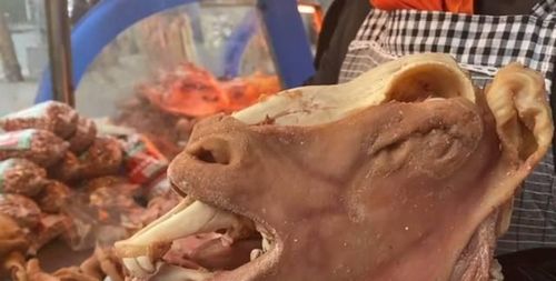 大姐做羊肉20年了,从刚开始的生疏到如今五分钟就能完整地剥出一个