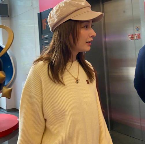 不过还是能够看得清楚吴昕的侧脸状态,这样距离下的吴昕,看起来皮肤很