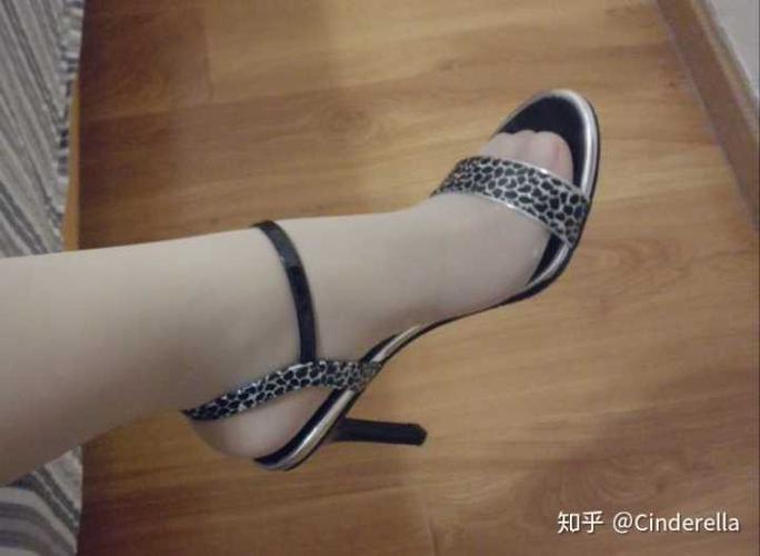 穿一字带高跟鞋穿丝袜很土吗?