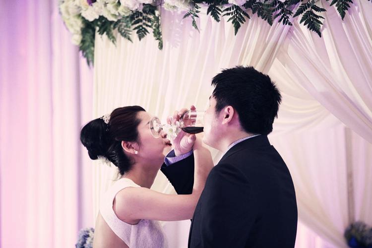 交杯酒~~还是幸福