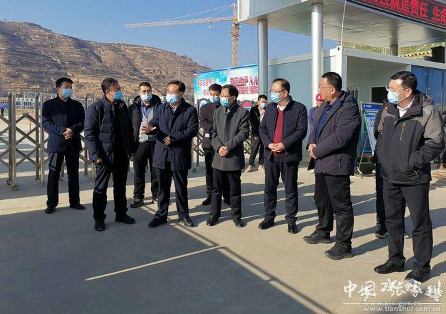 张家川县人大常委会主任牟建林,县委常委,副县长高建平,县人大常委会