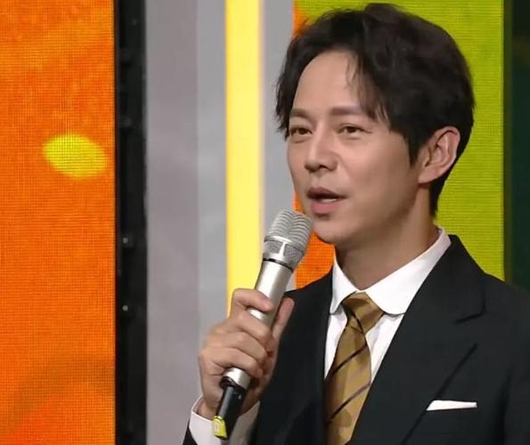 湖南台主持人话筒编号曝光,何炅1号汪涵2号,幸亏何炅早有解释